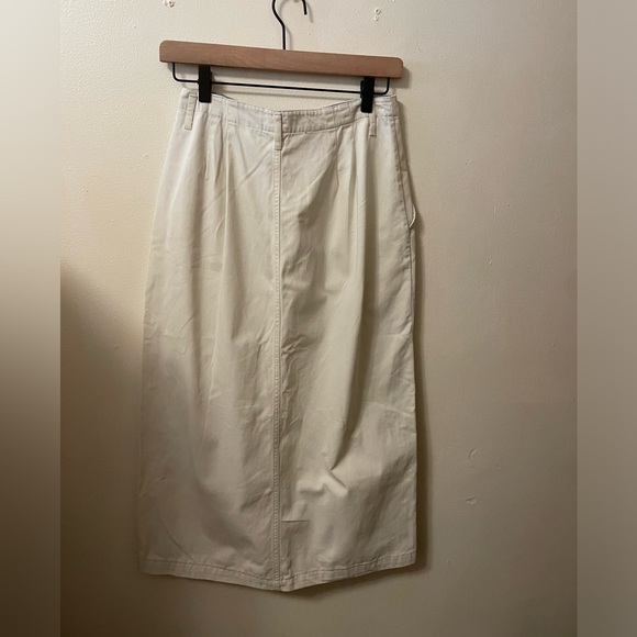 St. Johns Bay White skirt. size 6 waistband with button and zipper. Front slit. - Picture 2 of 3